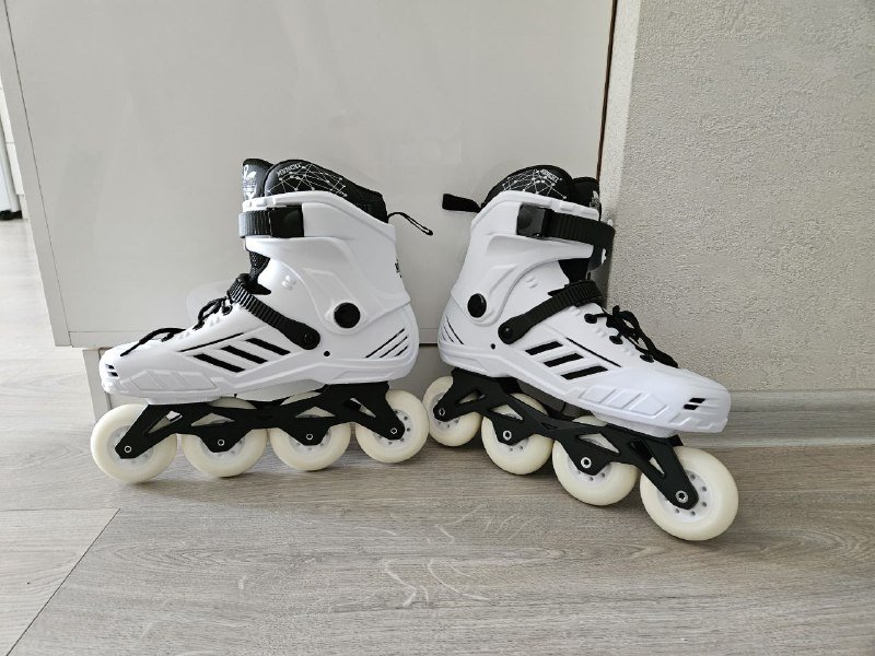 Роликовые коньки чёрные и белые взрослые пары 2