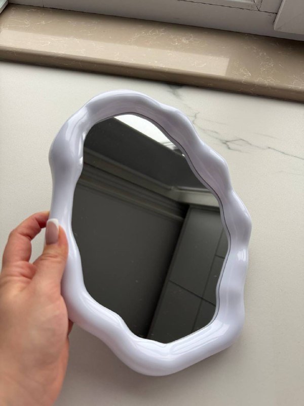 Зеркало на подставке для макияжа интерьерное