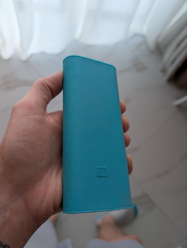 Стол, телевизор Hisense, компьютерный стол, стул, powerbank, мышь Xiaomi 4