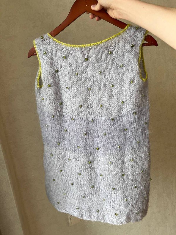 Сиреневый вязаный жилет ручной работы