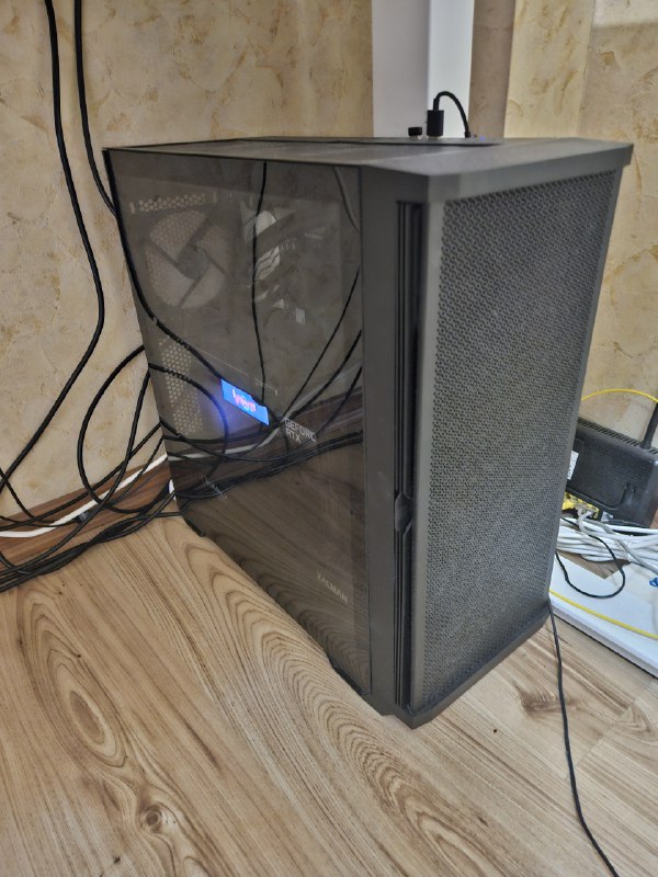 Gaming PC, 2 Lenovo Monitors 2