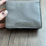 Michael Kors-ისა და Marc Jacobs-ის საფულეები, სათვალეები, პარიკი 2