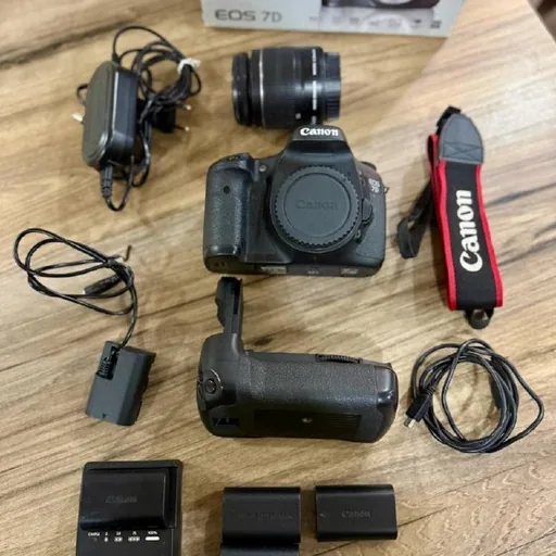 Canon EOS 7D, объектив, battery grip, аккумуляторы
