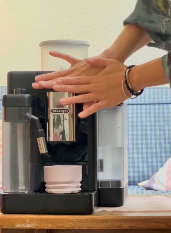 Автоматическая кофемашина Delongi Rivelia