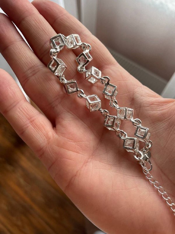 Наушники, утюжок для волос, зарядка, джинсы, штаны, кроссовки, шлепки, серебряный браслет 3