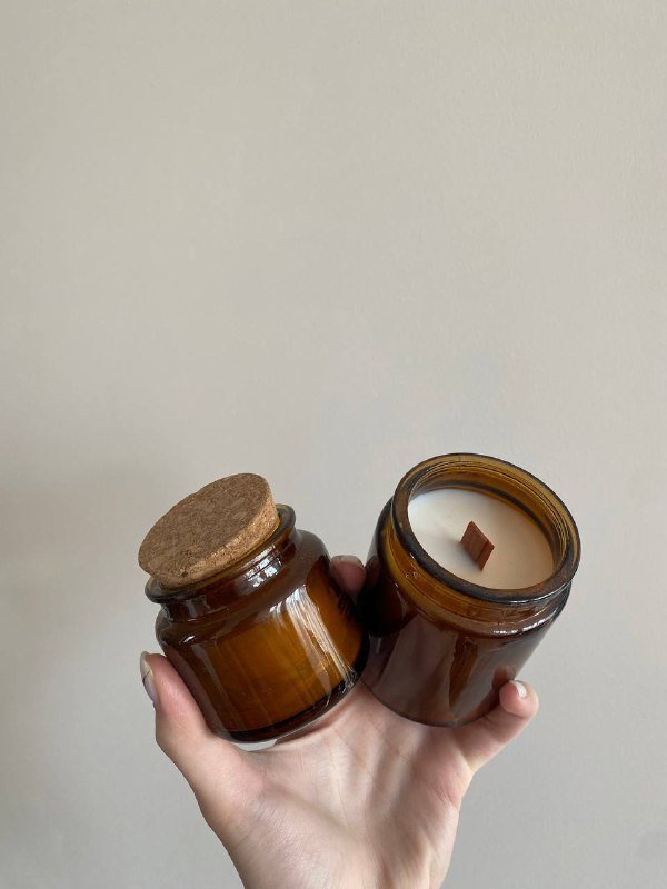 зеркало, стеклянные колбы, вазы, золотой поднос, сетка для фотографий, свечи в баночках 6