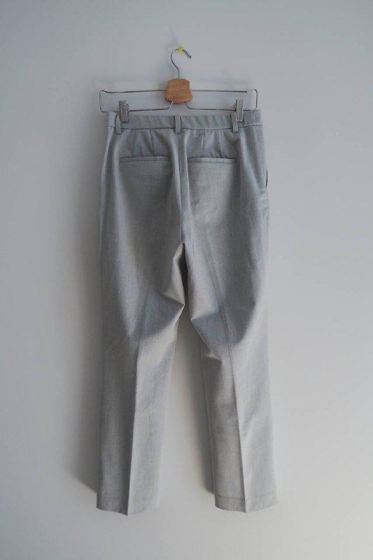 Светло-серые брюки Uniqlo из эластичной ткани 3