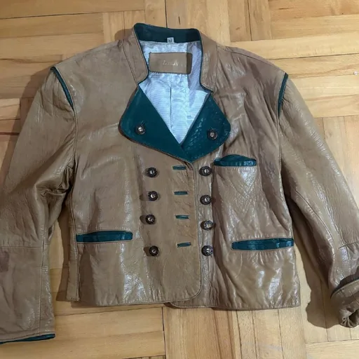 Куртки из натуральной кожи, шлепанцы, сноубордические брюки, пиджак