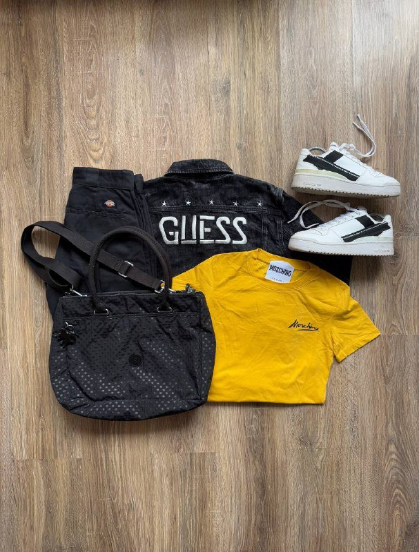 Футболка Moschino, джинсовая куртка Guess, штаны Dickies, сумка Kipling, кроссовки Adidas Forum Bold