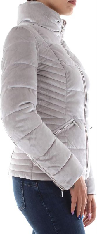 женская велюровая куртка Guess серебристо серая 6