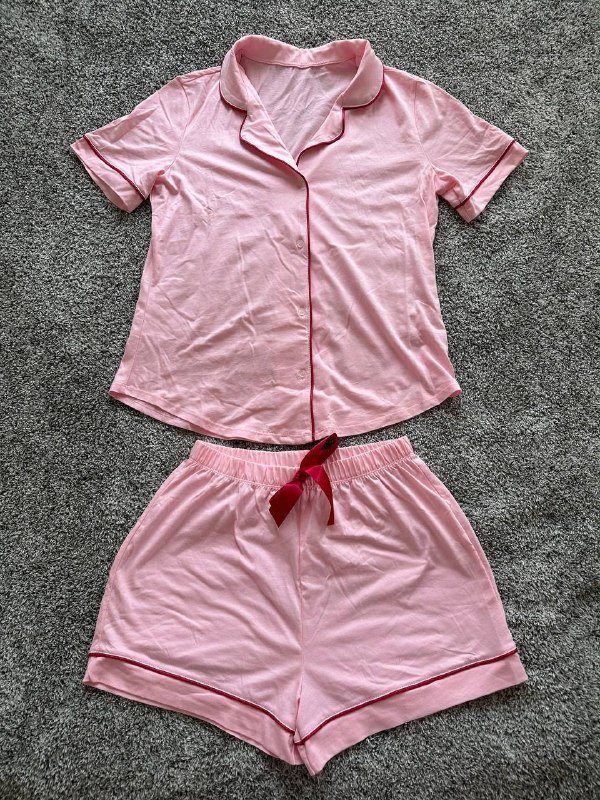 Платье Uniqlo, Платье Bershka, Халат Madame Coco, Джинсы Levi’s, Брюки pull&bear, Пижама Марк Формель, Бюстгальтер, Косметичка, Трусики, Платье H&M, Куртка Bershka, Юбка Uniqlo 7