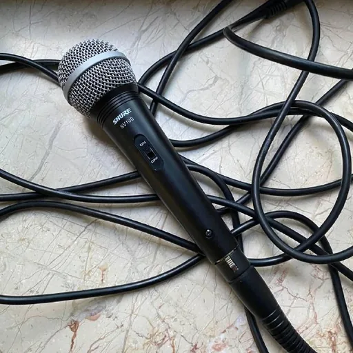 Микрофон Shure, микшер Behringer