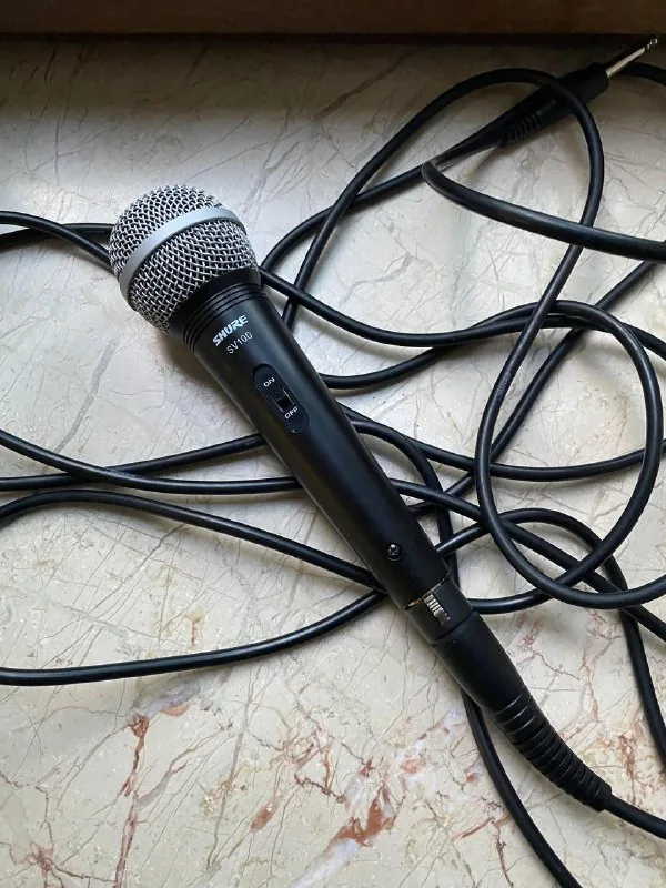 Микрофон Shure, микшер Behringer 1