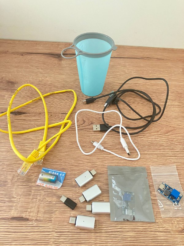 Ethernet кабель, USB кабели, переходники, батарейка, регулятор напряжения, стаканчик
