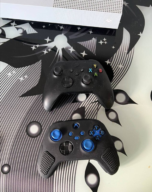 Xbox One S консоль, два контроллера 2