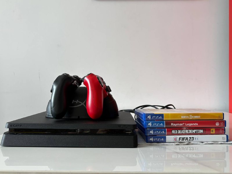 PlayStation 4 с двумя джойстиками и играми 2
