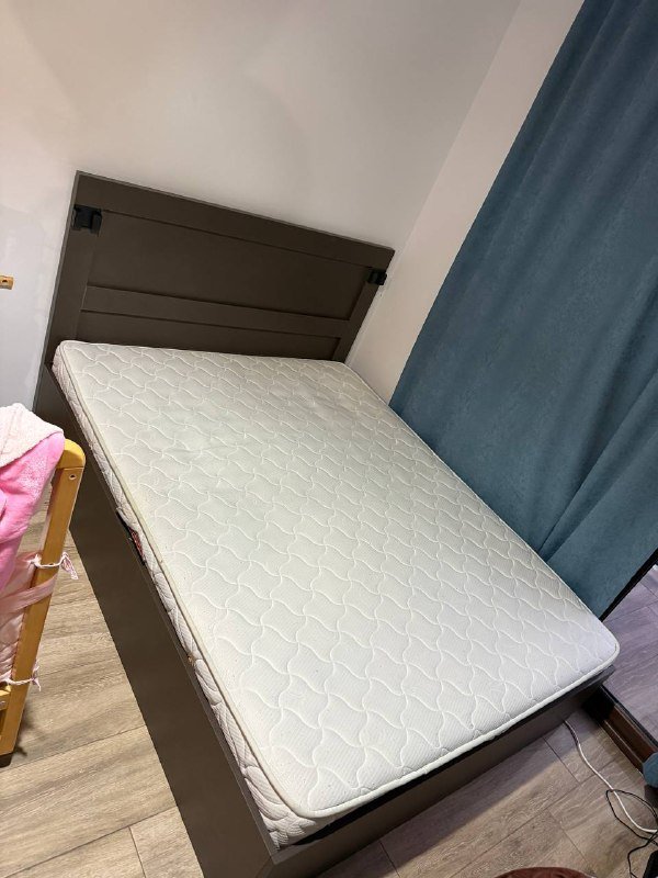 Кровать двуспальная с матрасом