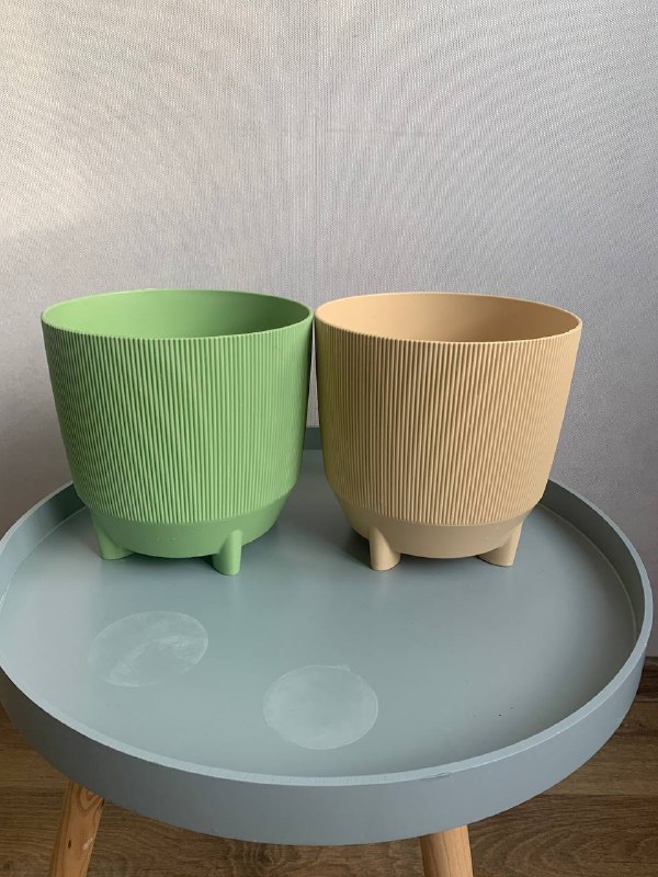 Рабочий стол, емкость под крупы, подставка под специи, стакан для столовых приборов, горшки, растение монстера, растение Диффенбахия, свечка, помпа для воды, робот-пылесос Tefal 5