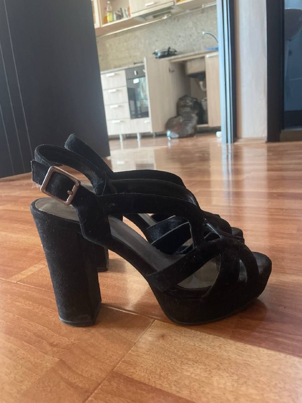 Джинсы Levi’s голубые, Шорты Levi’s черные, Босоножки черные, Фен 7