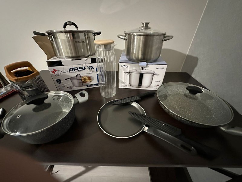 Прикроватные тумбочки, кастрюли и кухонная утварь