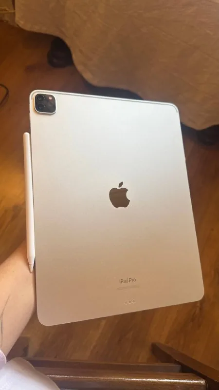 iPad Pro 12.9" (M2, 256GB, Wi-Fi), теннисная ракетка Babolat Pure Aero 1