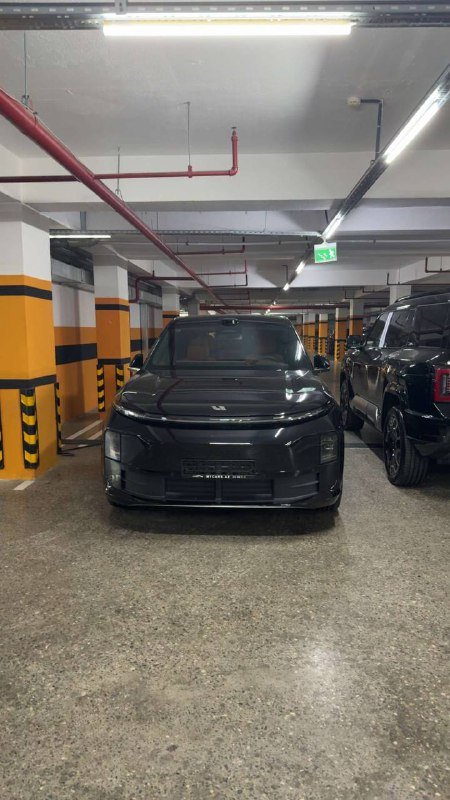 Черный автомобиль