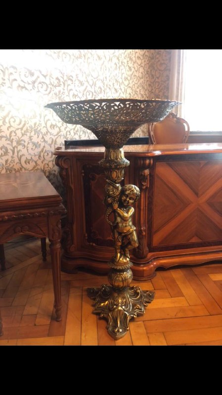 Decorative pedestal table