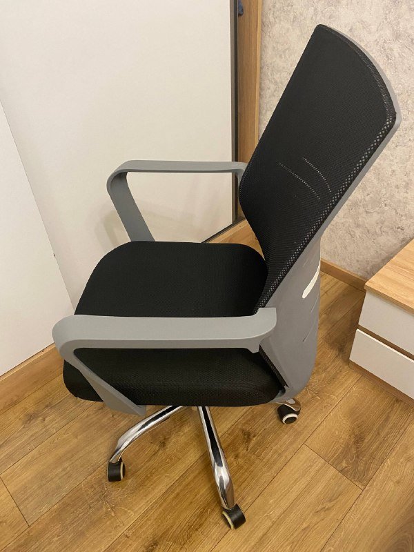 Офисное компьютерное кресло 2