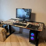 Стеклянный шкаф, светлый стол, подставка IKEA SIGFINN, стол Secretlab Magnus, кресло Secretlab 3