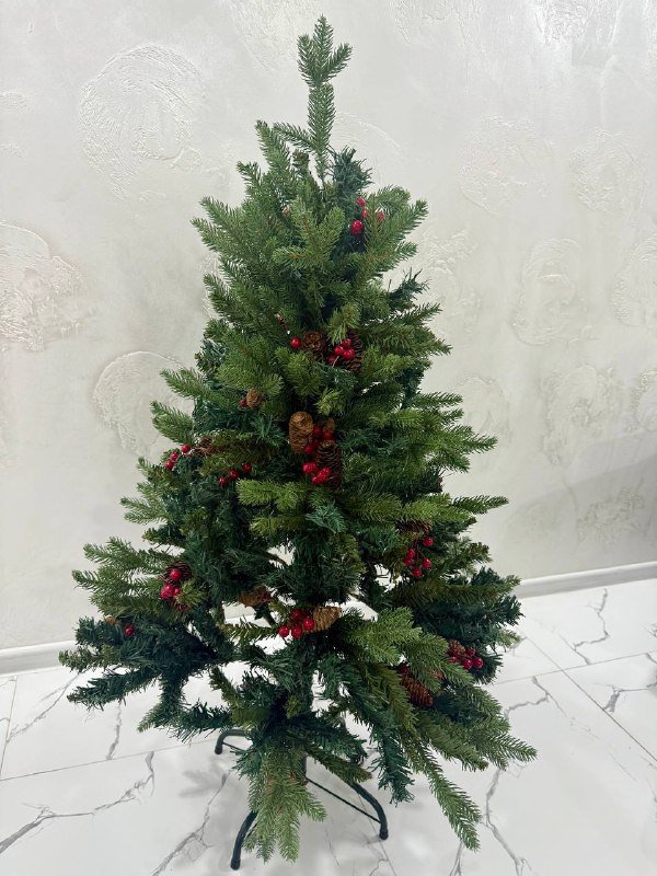 Новогодняя ёлка с шарами, мишурой и гирляндой