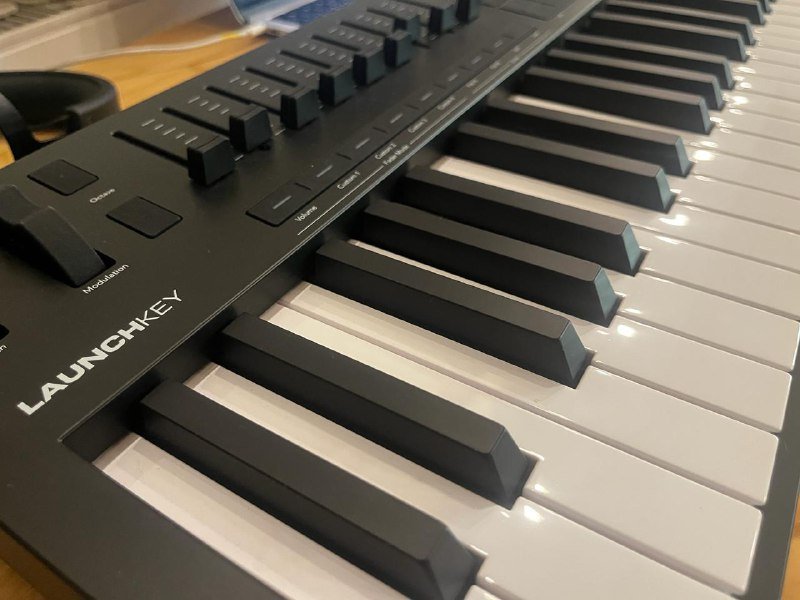 Novation Launchkey Mk4 49 midi-клавиатура 2