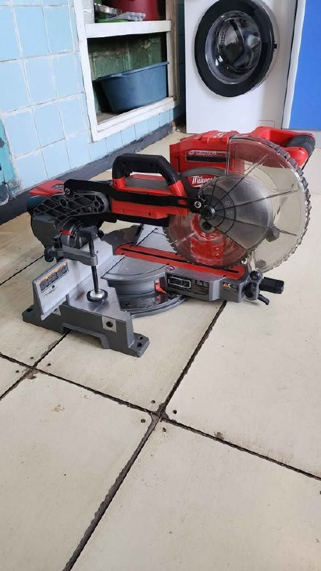 Торцовочная аккумуляторная электропила Milwaukee Dual Bevel 10'' 4