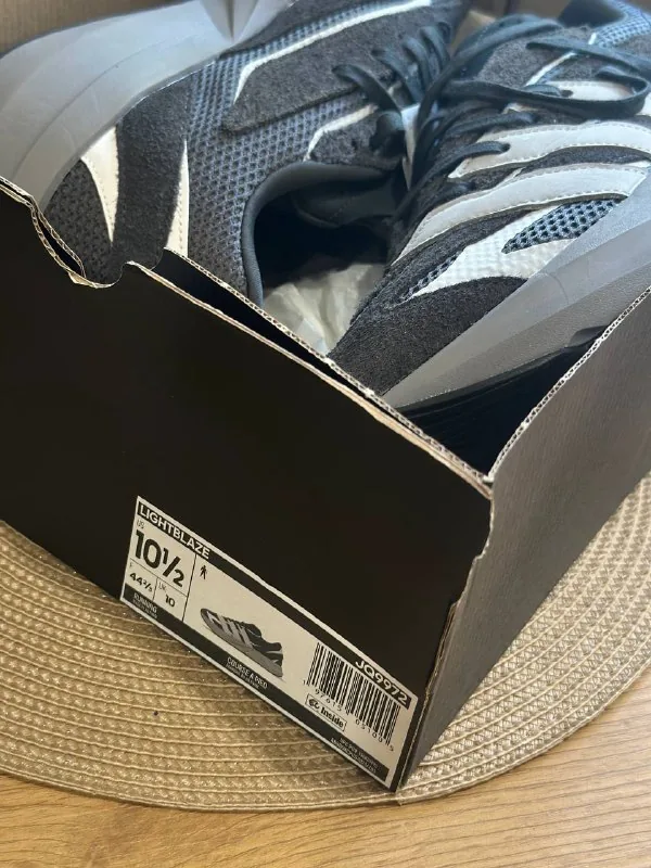 Кроссовки adidas Lightblaze 1