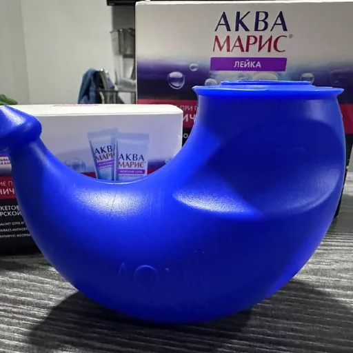 Лейка Аквамарис и 14 пакетиков соли