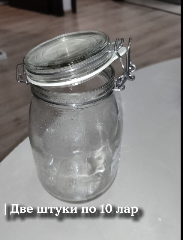 разные вещи: детские куртки, резиновые сапоги, пляжный зонт, кружки, сковорода, кожаные куртки, тапочки 2