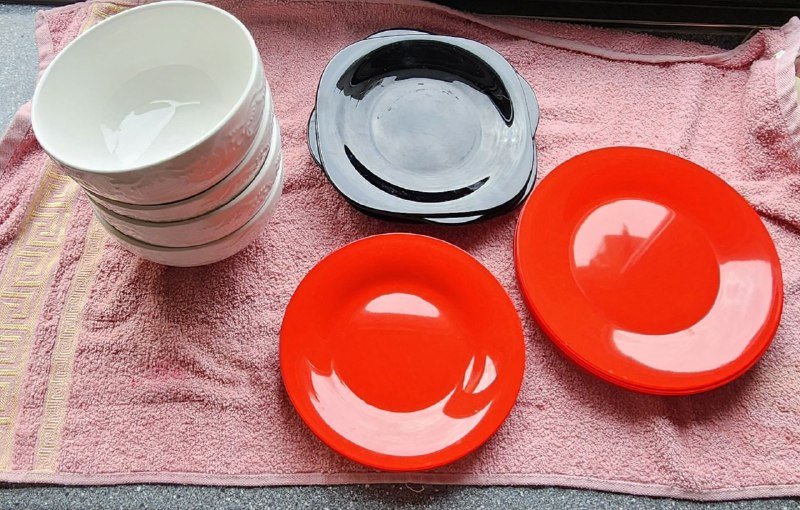 Тарелки чёрные, маленькие и большие красные, супницы