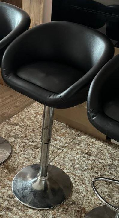 Белый барный стул Ikea, чёрный барный стул 2