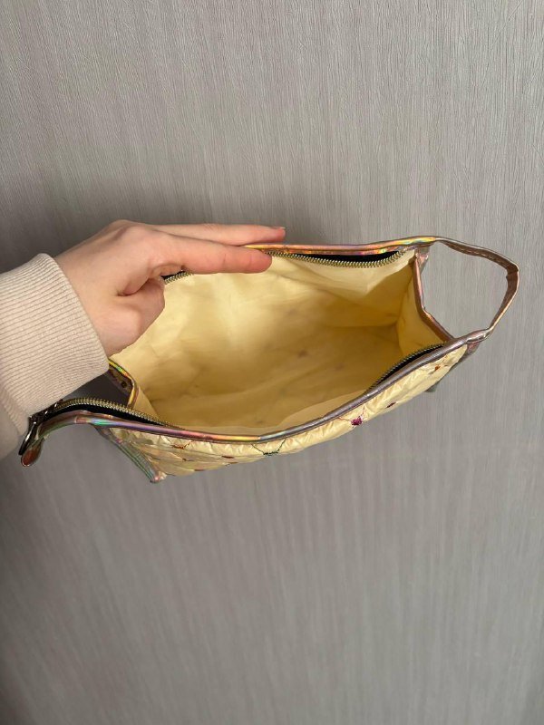 Косметичка блестящая ткань 3