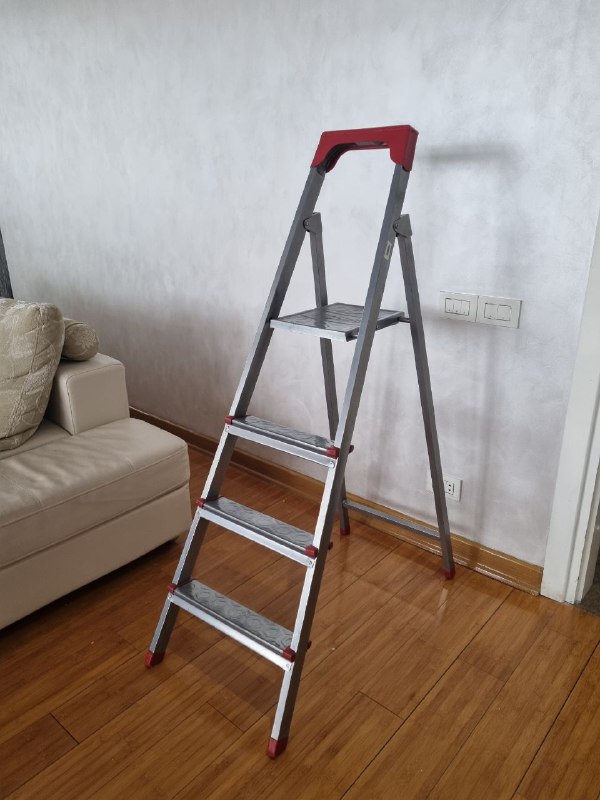 лестница, вешалка для одежды, стол