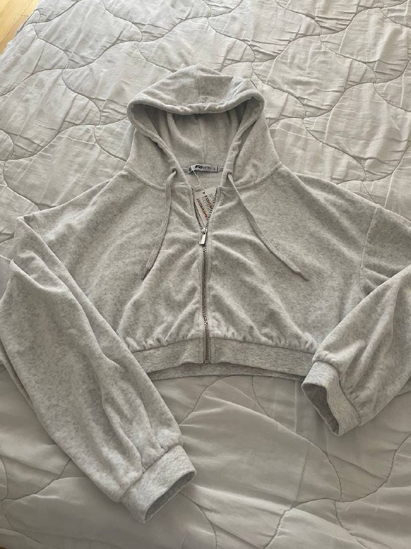 Серая укороченная толстовка с капюшоном и стразами