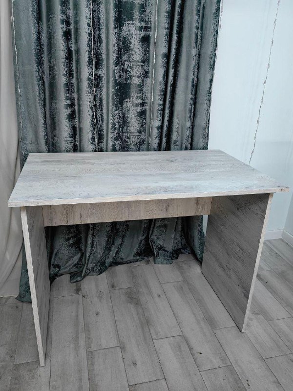 Стол деревянно-серого цвета 100х60 см