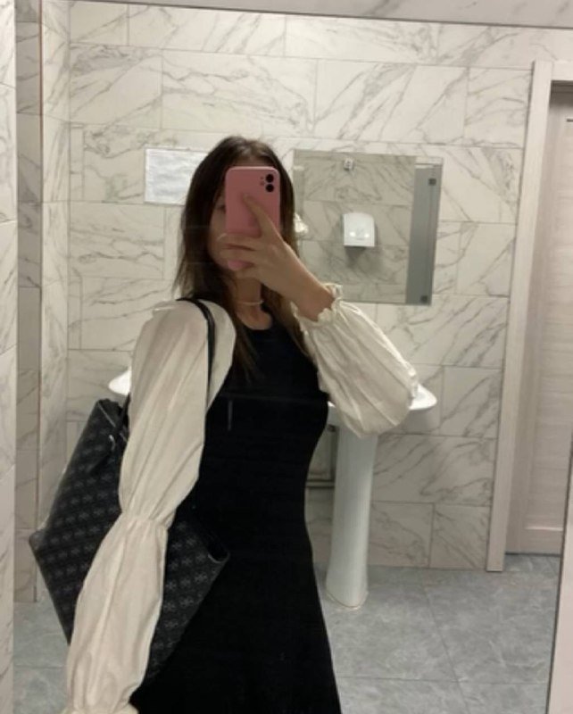 Пальто, платья, джинсы, кроссовки New Balance, полка 4