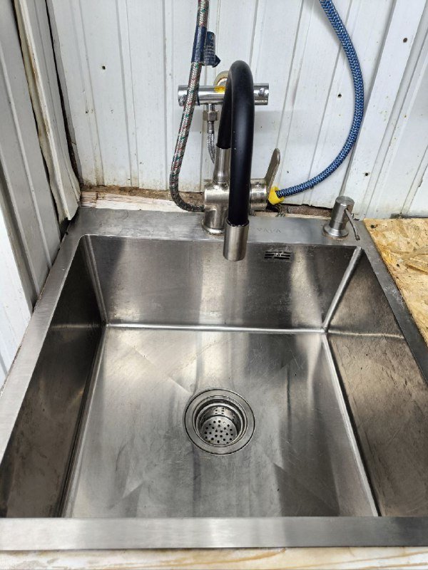 Водонагреватель, холодильник, торговые весы, индукционная плита, мультиварка, раковина с краном, ведро со шваброй, соковыжималка, вытяжка, постер, стол, полка нержавеющая 9