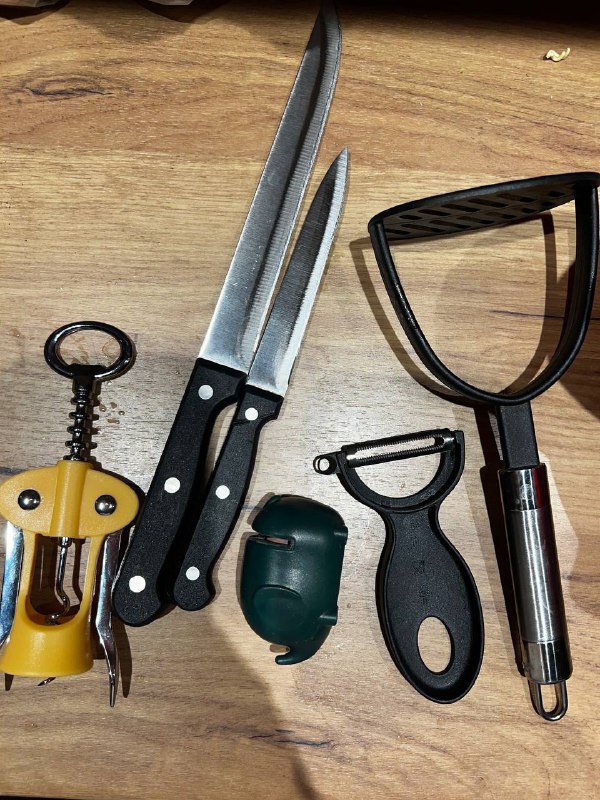 Kitchen utensils for sale: graters, pots, containers, coffee makers, peelers 6