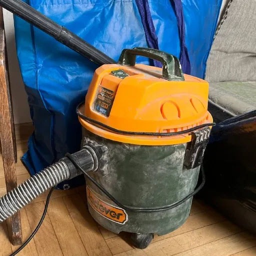 Construction vacuum cleaner with attachments