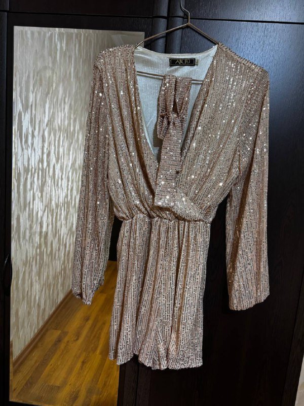 Черное платье, белый топ, дубленка, платья, куртка, комбинезон, кеды, портупея 7