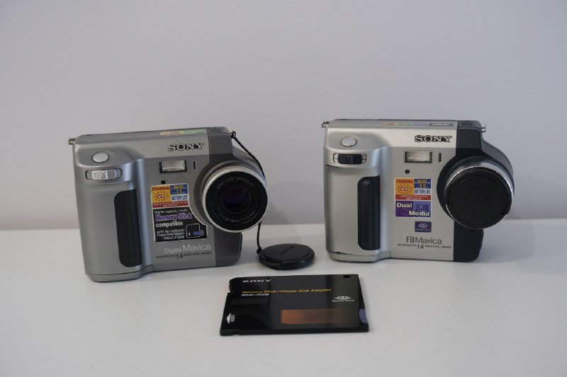 Фотоаппараты Sony A200, Fujifilm FinePix S2 Pro, Sony Mavica с объективами 3