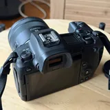 Беззеркальная камера Canon R, плёночная камера Nikon F4, плёночная мыльница Canon 3