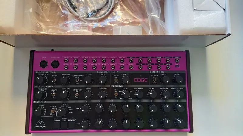 Behringer Edge, Behringer Grind, Novation Launchkey 37 MK4 1