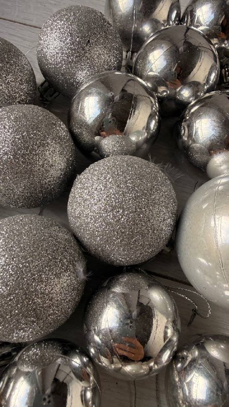 Новогодние елочные игрушки бело-серебряные 5